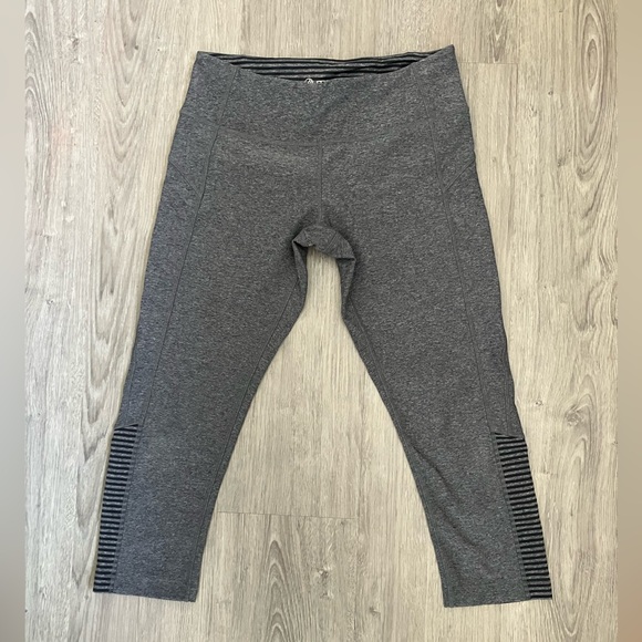 3/$15 MPG Gray Striped Active Leggings - Picture 1 of 2